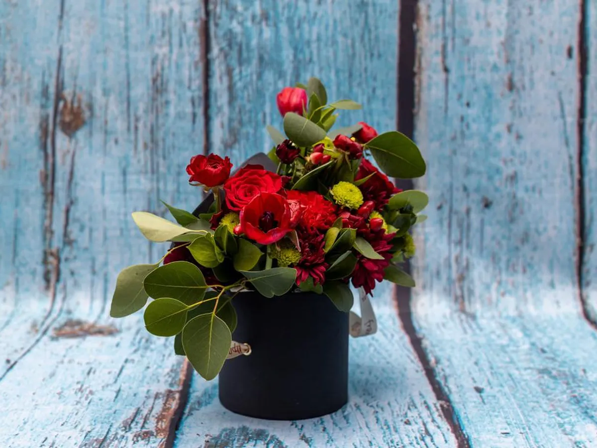 A Christmas hat box of red roses